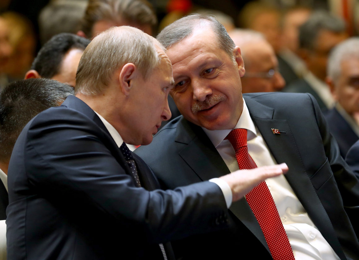 epa04510989 A handout picture provided by Turkish Presidential Press Office shows Russian President Vladimir Putin (L) and his Turkish counterpart Recep Tayyip Erdogan (R) chatting before a press conference in the new presidential palace in Ankara, Turkey, 01 December 2014. Putin and Erdogan began a meeting in Ankara to discuss their often opposing views on the crisis in Syria, the Islamic State threat and gas supplies to Turkey. Russia agreed to send more gas to Turkey and charge 6 per cent less for the energy, starting in January. Putin is on a one-day official visit to Turkey.
EDITORIAL USE ONLY, NO SALES  EPA/TURKISH PRESIDENTIAL PRESS OFFICE / HANDOUT