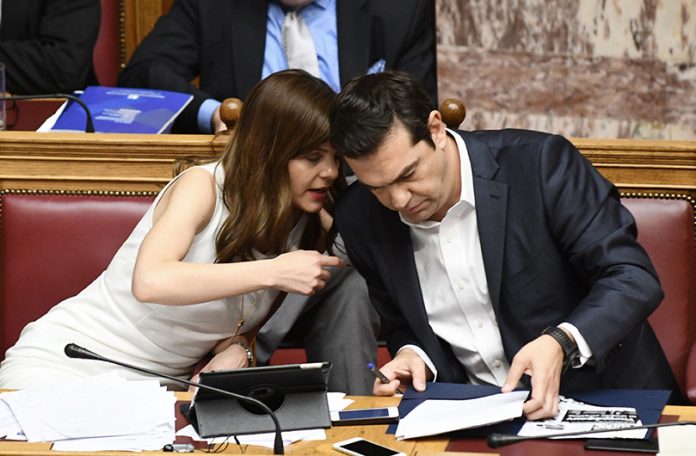 Axtsioglou-tsipras-696x456