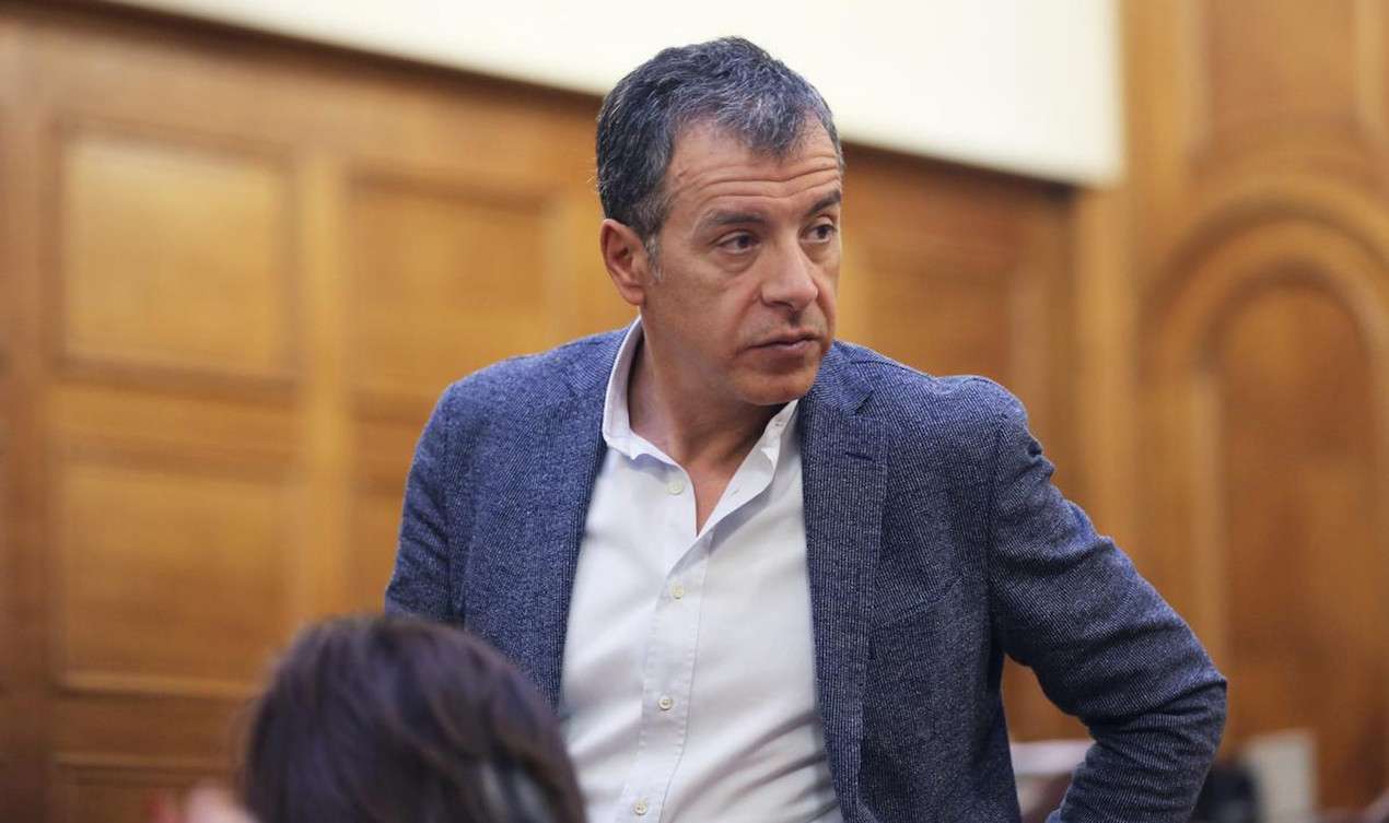 autonomo-potami-kai-ksero-psomi-dilonei-o-stauros-theodorakis