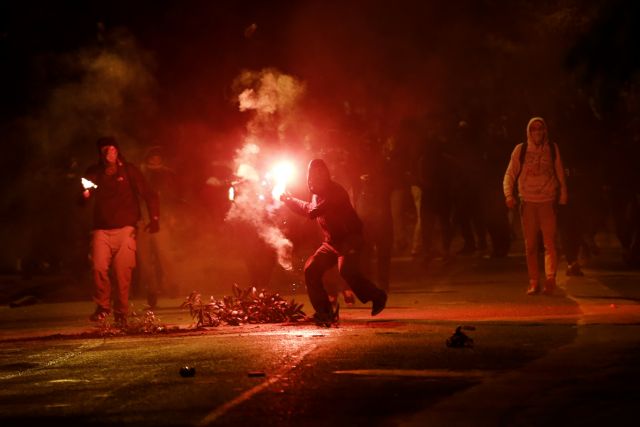 Κουκουλοφόροι πετούν βόμβες μολότοφ σε άντρες των ΜΑΤ κατά τη διάρκεια επεισοδίων στα Εξάρχεια, μετά το τέλος της  πορείας διαμαρτυρίας, για τα εννιά χρόνια από τη δολοφονία του Αλέξη Γρηγορόπουλου, το Δεκέμβρη του 2008, στο κέντρο της Αθήνας, Τετάρτη 06 Δεκεμβρίου 2017. Εννιά χρόνια συμπληρώνονται σήμερα από τη δολοφονία του Αλέξανδρου Γρηγορόπουλου στα Εξάρχεια από αστυνομικό. ΑΠΕ-ΜΠΕ/ΑΠΕ-ΜΠΕ/ΓΙΑΝΝΗΣ ΚΟΛΕΣΙΔΗΣ