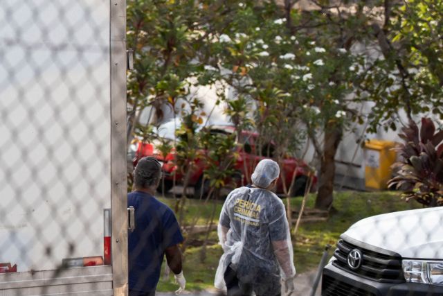 epa07608353 Exterior view of cars for the forensic team transferring bodies of prisoners murdered two days earlier inside the Penitentiary Complex Anisio Jobim (Compaj), in Manaus, Brazil, 28 May 2019. Brazil faces a new crisis in its penitentiary system after fights recorded since 26 May in several prisons in Manaus, in the north of the country, left at least 55 dead.  EPA/Raphael Alves