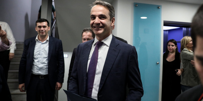 kyriakos-mitsotakis-gelastos-sta-grafeia