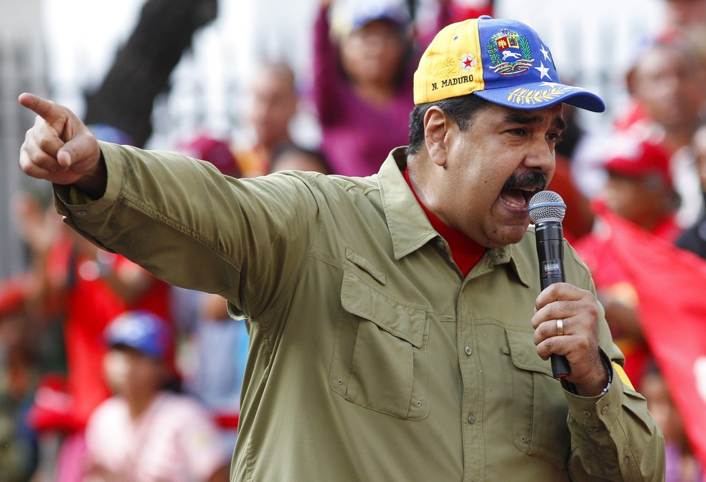 El presidente venezolano Nicolás Maduro habla ante sus partidarios durante un mitin para conmemorar el aniversario del infructuoso golpe de Estado de 1992 encabezado por el fallecido presidente Hugo Chávez en Caracas, Venezuela, el domingo 4 de febrero de 2018. Maduro intentará ser reelegido en los comicios presidenciales de este año. (AP Foto/Ariana Cubillos)