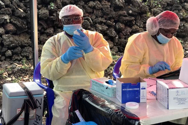 Congolese health workers prepare to administer ebola vaccination to residents at a centre in Goma, Democratic Republic of Congo, August 1, 2019. REUTERS/Djaffer Sabiti NO RESALES. NO ARCHIVES.