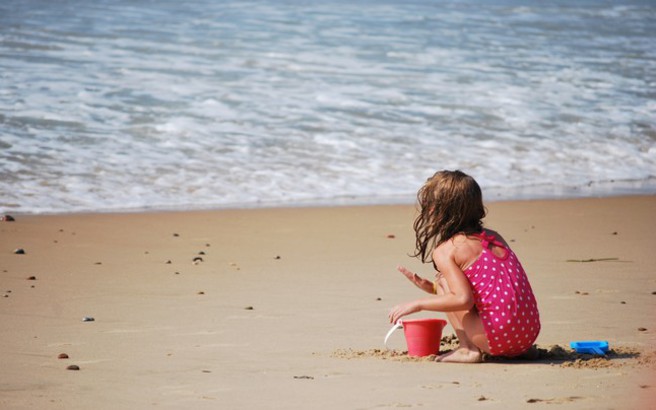 child_playing_in_the_sand_at_misquamicut_beach.medium