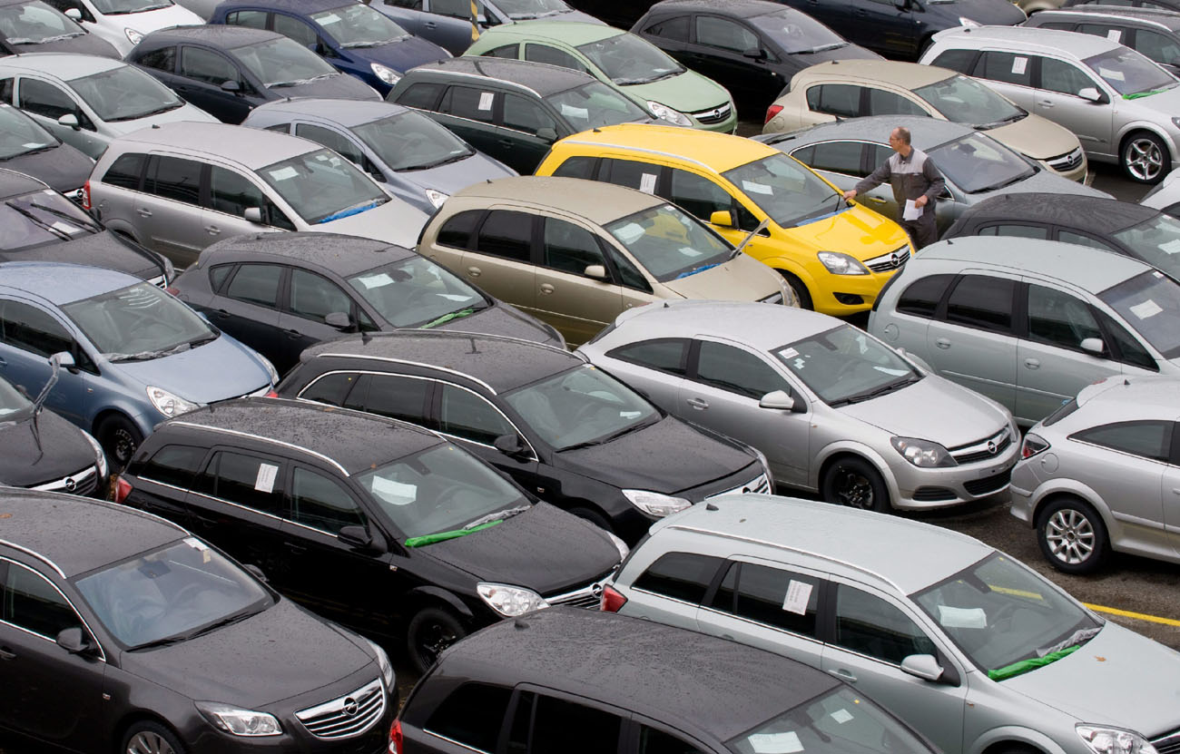 epa01943893 Cars are ready for shipping at the factory of German carmaker Opel in Bochum, Germany, 24 November 2009. Nick Reilly, head of Opel's parent group General Motors (GM) Europe stated to maintain Opel's Bochum plant. GM is going to inform employee representatives about the recapitalisation plan for Opel on 25 November.  EPA/BERND THISSEN