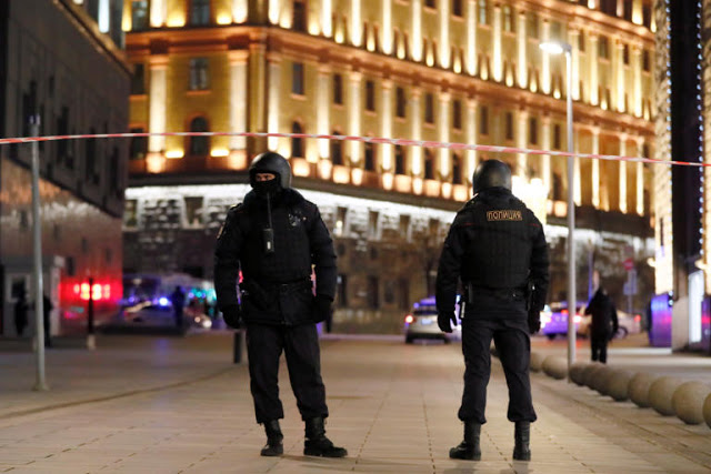 Security officers block a street near the Federal Security Service (FSB) building after a shooting incident, in Moscow, Russia December 19, 2019. REUTERS/Shamil Zhumatov