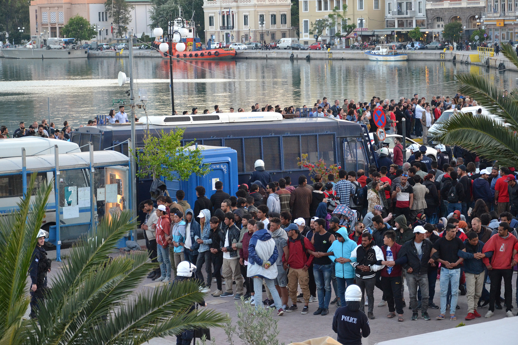 Πρόσφυγες και μετανάστες που πλέον είναι στην πλατεία Σαπφούς στο κέντρο της Μυτιλήνης, είναι περισσότεροι από τις άλλες μέρες, αφού σε ενίσχυση των όσων βρισκόταν εκεί κατέβηκαν και άλλοι από τον καταυλισμό της Μόριας, και σχημάτισαν τριπλές κυκλικές ανθρώπινες αλυσίδες, προκειμένου να αμυνθούν, των πολιτών που αντιδρούν, βάζοντας στο κέντρο τους γυναίκες και παιδιά που συμμετέχουν στη κινητοποίηση, Κυριακή 22 Απριλίου 2018. Μεγάλη ομάδα πολιτών με κυρίαρχα στελέχη του ακροδεξιού χώρου και οργανωμένους οπαδούς ποδοσφαιρικής ομάδας επιτίθενται σε ομάδα προσφύγων κυρίως από το Αφγανιστάν που για πέμπτη μέρα έχει καταλάβει την πλατεία Σαπφούς. ΑΠΕ ΜΠΕ/ΑΠΕ ΜΠΕ/STR