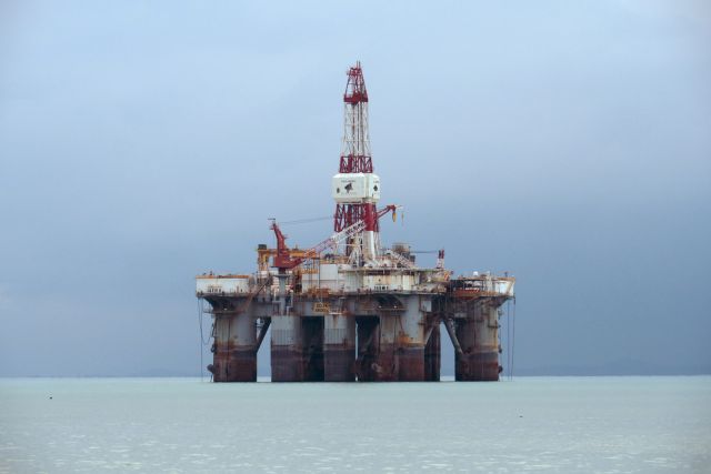 FILE PHOTO: An oil rig off the coast of Johor, Malaysia, November 7, 2017.   REUTERS/Henning Gloystein/File Photo