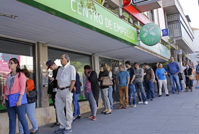 People wait at the employment center to open in Sintra, Portugal,  May 11, 2015. Portugal's jobless rate rose again in the two quarters to the end of March, a worrying sign for a country that had to be rescued with the international bailout it exited last year that was accompanied by a tough programme of reforms. Picture taken May 11, 2015. To match PORTUGAL-UNEMPLOYMENT/  REUTERS/Hugo Correia