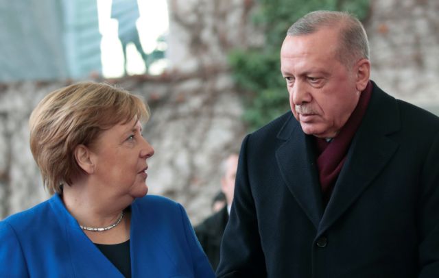 German Chancellor Angela Merkel welcomes Turkish President Recep Tayyip Erdogan at the Libya summit in Berlin, Germany, January 19, 2020.  REUTERS/Axel Schmidt