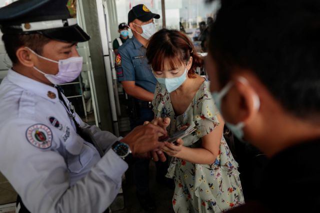 Passengers wearing protective masks, following confirmed cases of coronavirus in the country, arrive at the departure area at the Ninoy Aquino International Airport, in Manila, Philippines, February 5, 2020. REUTERS/Eloisa Lopez