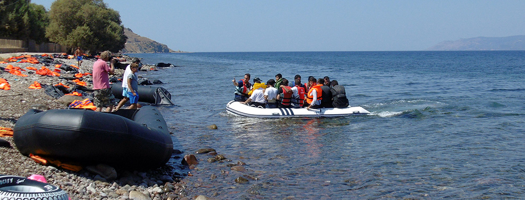 Φωτογραφία που δόθηκε σήμερα στη δημοσιότητα και εικονίζει μετανάστες να αποβιβάζονται σε ακτή της Λέσβου, Κυριακή 30 Αυγούστου 2015. Στους περίπου 11.000 υπολογίζουν οι αρχές, τους μετανάστες και τους πρόσφυγες που βρίσκονται αυτή τη στιγμή στο νησί, περιμένοντας οι 8.000 από αυτούς να καταγραφούν από το Κέντρο Πρώτης Υποδοχής και κάπου 3.000 να αποπλεύσουν από το λιμάνι της Μυτιλήνης με κάποιο από τα πλοία της γραμμής ή τα έκτακτα δρομολόγια πλοίων που πραγματοποιούνται, Δευτέρα 31 Αυγούστου 2015. ΑΠΕ-ΜΠΕ/ΑΠΕ-ΜΠΕ/ΣΤΡΑΤΗΣ ΜΠΑΛΑΣΚΑΣ