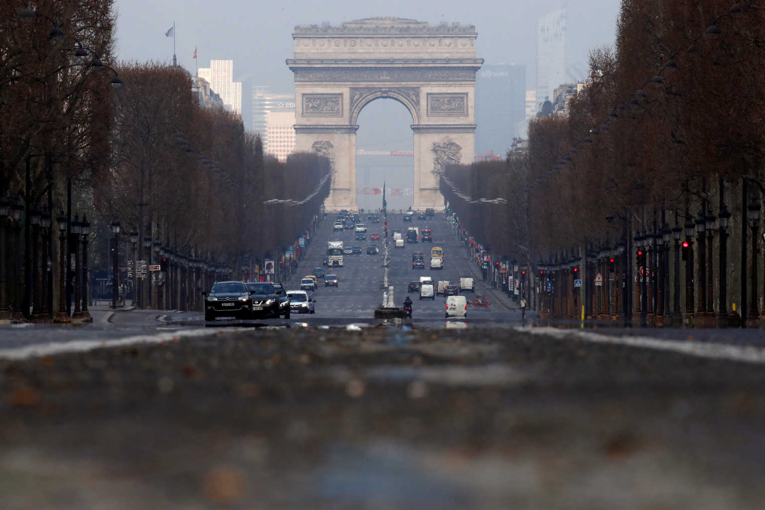 A view shows the Champs Elysees avenue in Paris as a lockdown is imposed to slow the rate of the coronavirus disease (COVID-19) in France, March 20, 2020. REUTERS/Gonzalo Fuentes