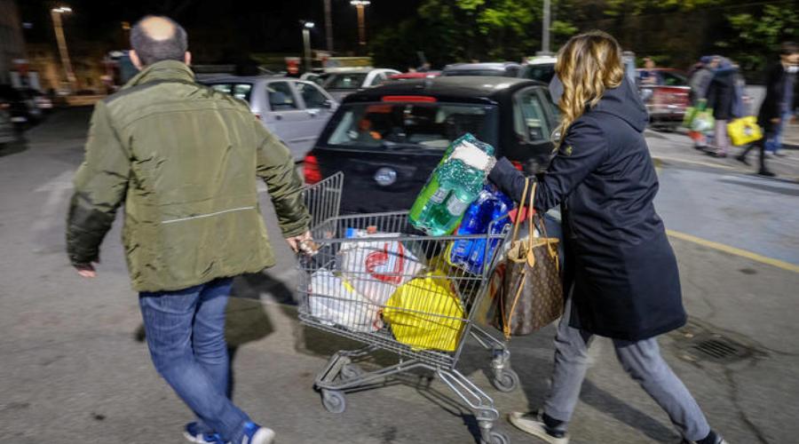 Persone in fila nella notte a un supermercato del quartiere Balduina, Roma 10 marzo 2020. 
ANSA/ALESSANDRO DI MEO