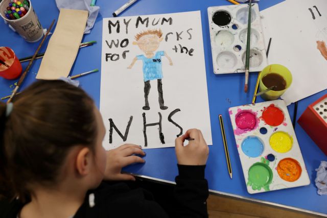 A child at Westlands Primary School paints a poster in support of the NHS as the spread of the coronavirus disease (COVID-19) continues, Newcastle-under-Lyme, Britain, April 2, 2020. REUTERS/Carl Recine     TPX IMAGES OF THE DAY