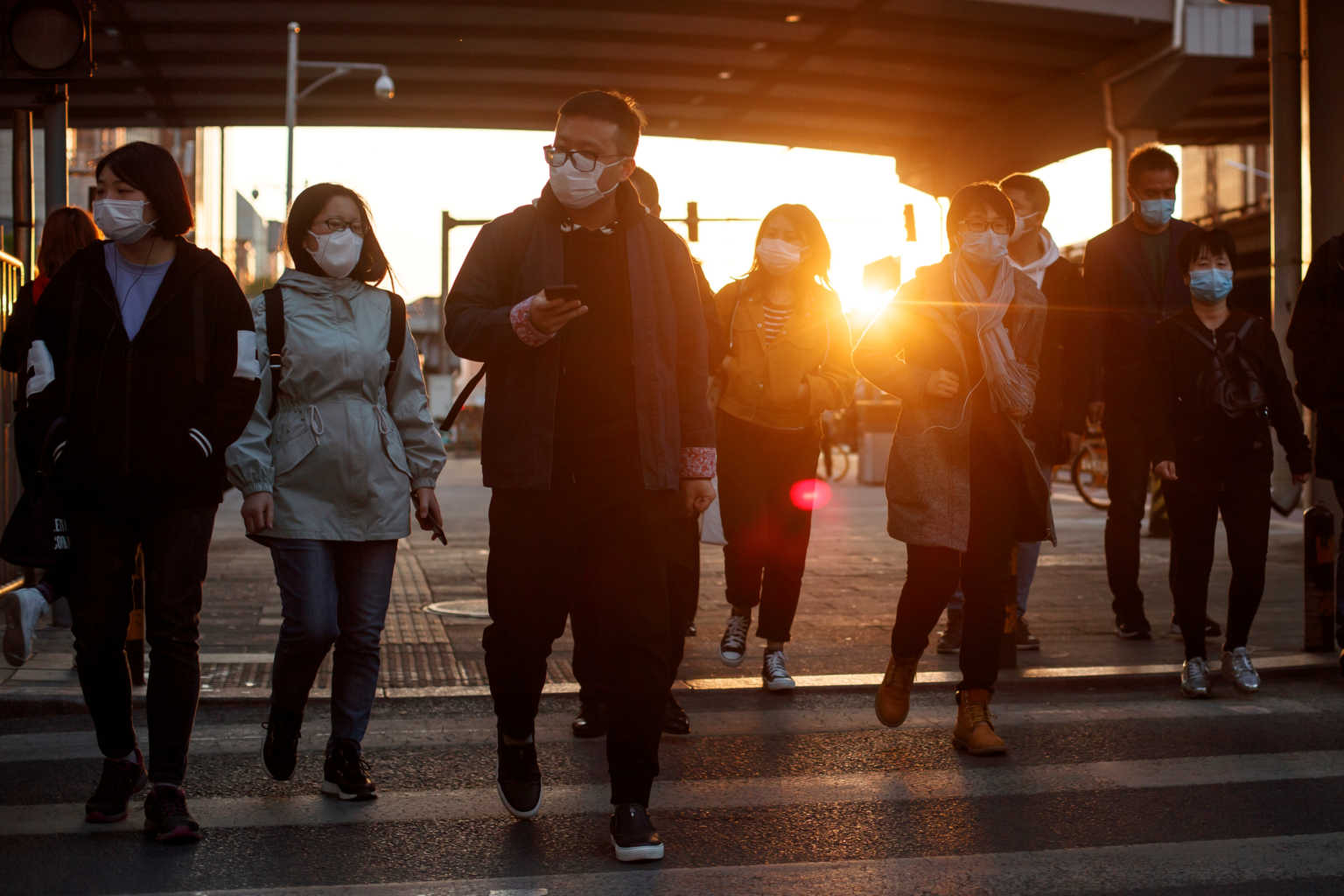 People wear protective masks as they leave work during evening rush hour in Beijing as the spread of the novel coronavirus disease (COVID-19) continues, China  April 20, 2020. REUTERS/Thomas Peter