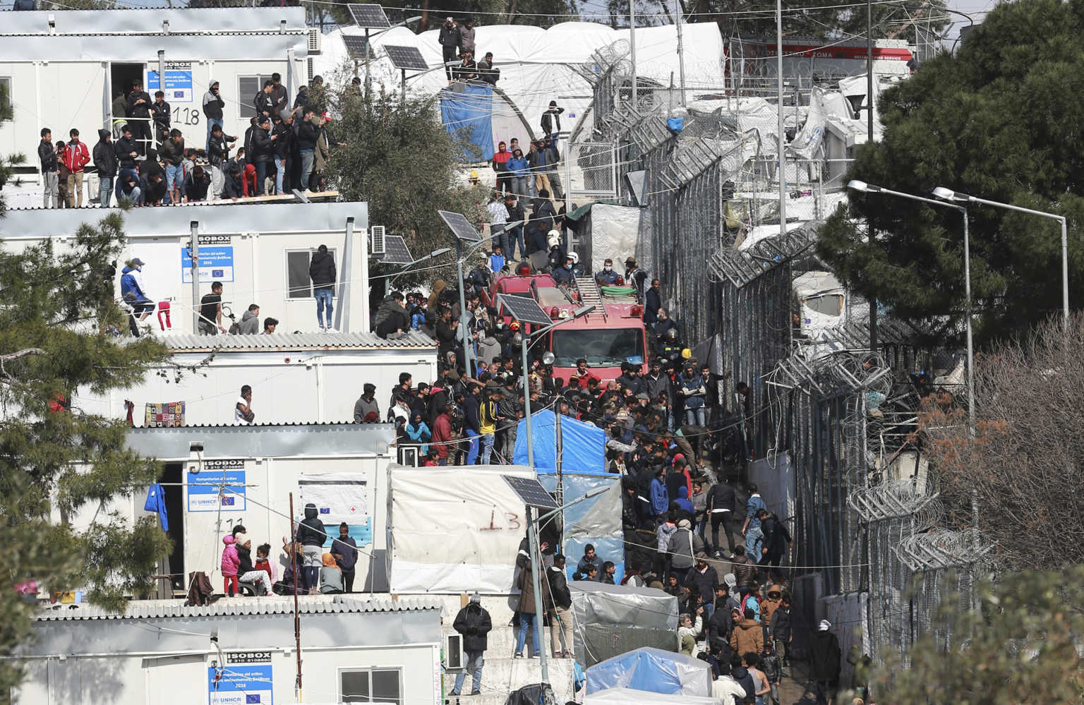 ΠΥΡΚΑΓΙΑ ΜΕ  ΕΝΑ ΕΞΑΧΡΟΝΟ ΠΑΙΔΙ ΝΕΚΡΟ ΣΤΟ ΚΕΝΤΡΟ ΦΙΛΟΞΕΛΙΑΣ ΠΡΟΣΦΥΓΩΝ ΚΑΙ ΜΕΤΑΝΑΣΤΩΝ ΣΤΝ ΜΟΡΙΑ