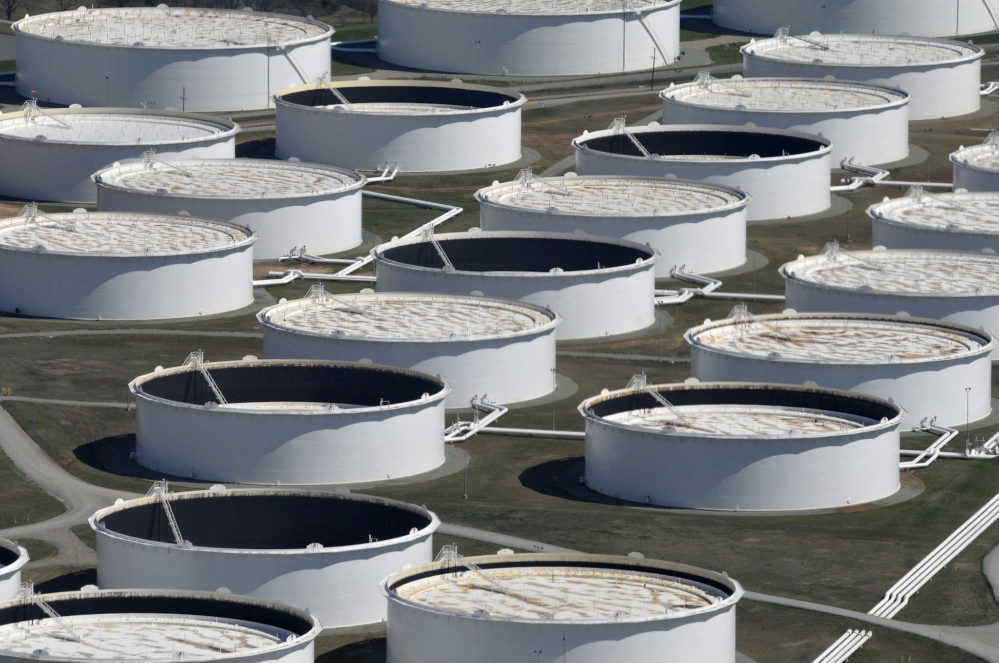 FILE PHOTO: Crude oil storage tanks are seen from above at the Cushing oil hub,  Oklahoma, March 24, 2016. REUTERS/Nick Oxford//File Photo