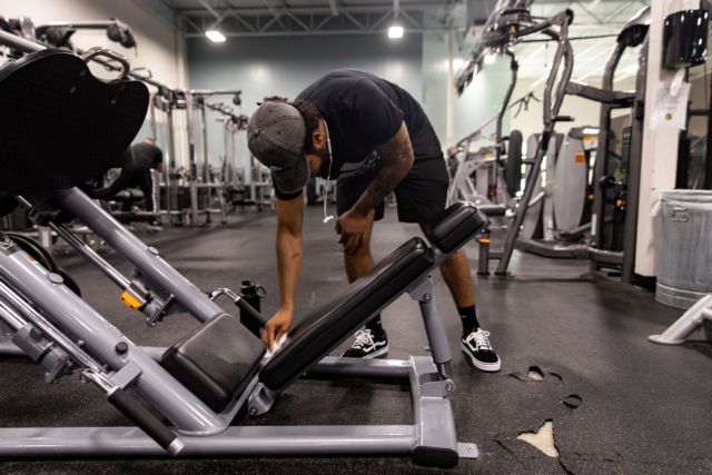 A man exercises at Gold's Gym, one of the businesses that reopened after a shutdown to prevent the spread of the coronavirus disease (COVID-19) in Augusta, Georgia, U.S., April 26, 2020. Picture taken April 26, 2020. REUTERS/Maranie Staab