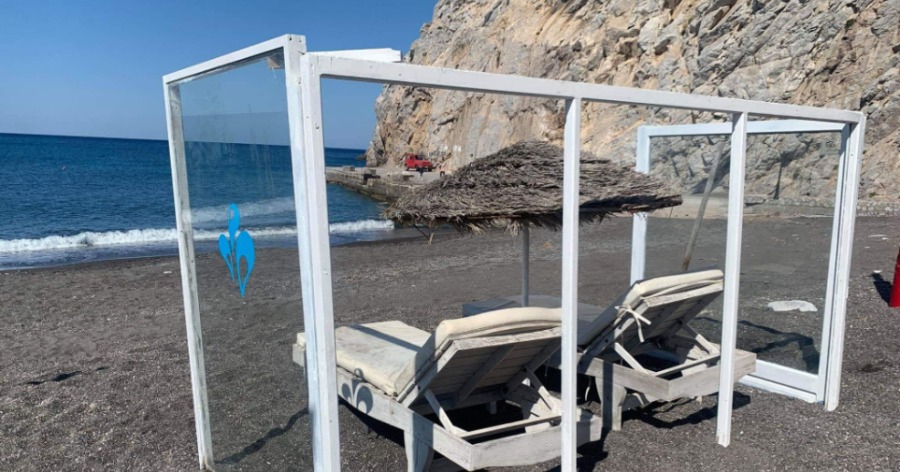 koronoios-kai-mpanio-sti-thalassa-xaplostres-me-plexigklas-sti-santorini-eikones-amp-vinteo-2