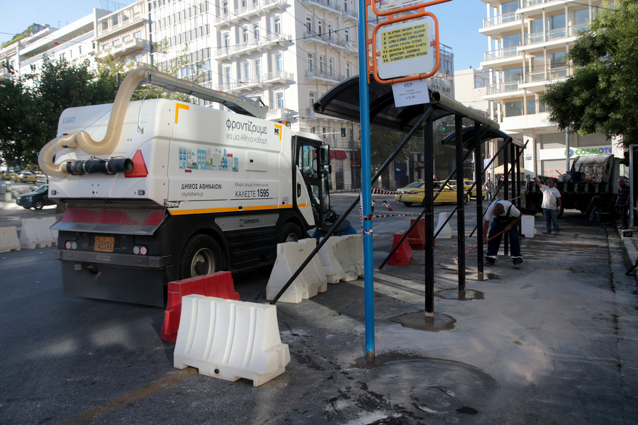 Συνεργεία του Δήμου της Αθήνας πραγματοποιούν εργασίες στην Πλατεία Συντάγματος , Κυριακή 28 Ιουνίου 2020. Συνεχίζονται οι παρεμβάσεις στην κάτω πλευρά της πλατείας Συντάγματος, που απελευθερώνουν περισσότερο δημόσιο χώρο, στην πιο πολυσύχναστη περιοχή της πρωτεύουσας, κάνοντάς την πιο φιλική και πιο ευχάριστη για όσους ζουν κι εργάζονται εκεί αλλά και για τους χιλιάδες καθημερινούς επισκέπτες της. Παράλληλα τίθενται σε ισχύ και οι κυκλοφοριακές ρυθμίσεις που θα επιτρέπουν την ομαλή διέλευση όλων των οχημάτων. ΑΠΕ-ΜΠΕ/ΑΠΕ-ΜΠΕ/Παντελής Σαίτας