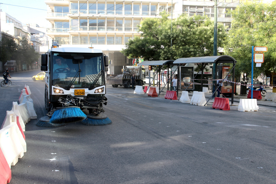 Συνεργεία του Δήμου της Αθήνας πραγματοποιούν εργασίες στην Πλατεία Συντάγματος , Κυριακή 28 Ιουνίου 2020. Συνεχίζονται οι παρεμβάσεις στην κάτω πλευρά της πλατείας Συντάγματος, που απελευθερώνουν περισσότερο δημόσιο χώρο, στην πιο πολυσύχναστη περιοχή της πρωτεύουσας, κάνοντάς την πιο φιλική και πιο ευχάριστη για όσους ζουν κι εργάζονται εκεί αλλά και για τους χιλιάδες καθημερινούς επισκέπτες της. Παράλληλα τίθενται σε ισχύ και οι κυκλοφοριακές ρυθμίσεις που θα επιτρέπουν την ομαλή διέλευση όλων των οχημάτων. ΑΠΕ-ΜΠΕ/ΑΠΕ-ΜΠΕ/Παντελής Σαίτας