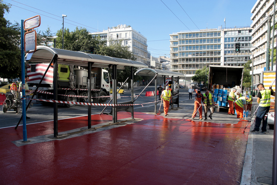 Συνεργεία του Δήμου της Αθήνας πραγματοποιούν εργασίες στην Πλατεία Συντάγματος , Κυριακή 28 Ιουνίου 2020. Συνεχίζονται οι παρεμβάσεις στην κάτω πλευρά της πλατείας Συντάγματος, που απελευθερώνουν περισσότερο δημόσιο χώρο, στην πιο πολυσύχναστη περιοχή της πρωτεύουσας, κάνοντάς την πιο φιλική και πιο ευχάριστη για όσους ζουν κι εργάζονται εκεί αλλά και για τους χιλιάδες καθημερινούς επισκέπτες της. Παράλληλα τίθενται σε ισχύ και οι κυκλοφοριακές ρυθμίσεις που θα επιτρέπουν την ομαλή διέλευση όλων των οχημάτων. ΑΠΕ-ΜΠΕ/ΑΠΕ-ΜΠΕ/Παντελής Σαίτας