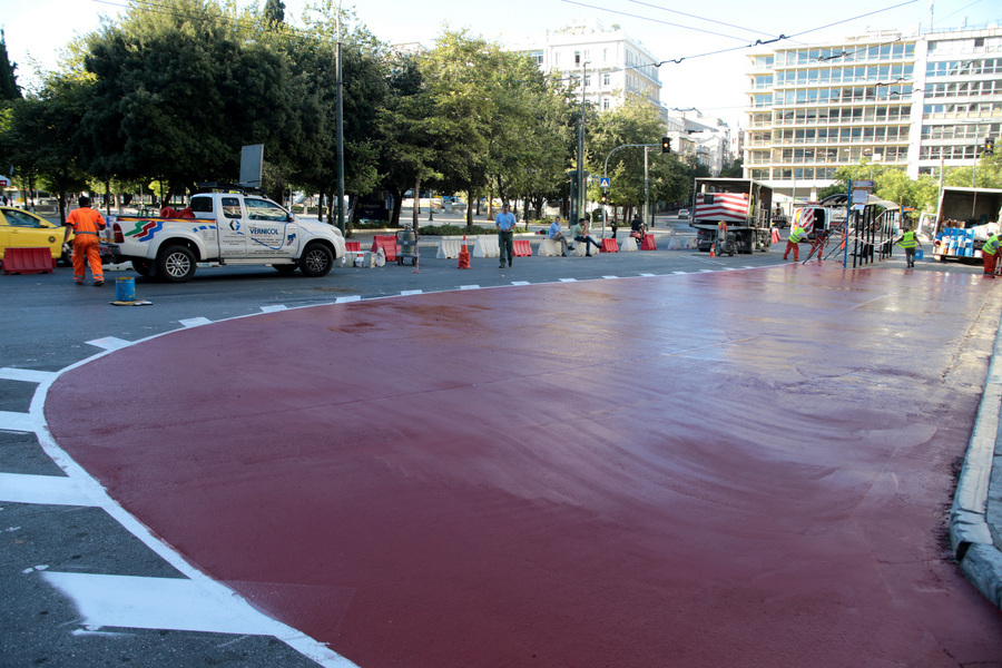 Συνεργεία του Δήμου της Αθήνας πραγματοποιούν εργασίες στην Πλατεία Συντάγματος , Κυριακή 28 Ιουνίου 2020. Συνεχίζονται οι παρεμβάσεις στην κάτω πλευρά της πλατείας Συντάγματος, που απελευθερώνουν περισσότερο δημόσιο χώρο, στην πιο πολυσύχναστη περιοχή της πρωτεύουσας, κάνοντάς την πιο φιλική και πιο ευχάριστη για όσους ζουν κι εργάζονται εκεί αλλά και για τους χιλιάδες καθημερινούς επισκέπτες της. Παράλληλα τίθενται σε ισχύ και οι κυκλοφοριακές ρυθμίσεις που θα επιτρέπουν την ομαλή διέλευση όλων των οχημάτων. ΑΠΕ-ΜΠΕ/ΑΠΕ-ΜΠΕ/Παντελής Σαίτας