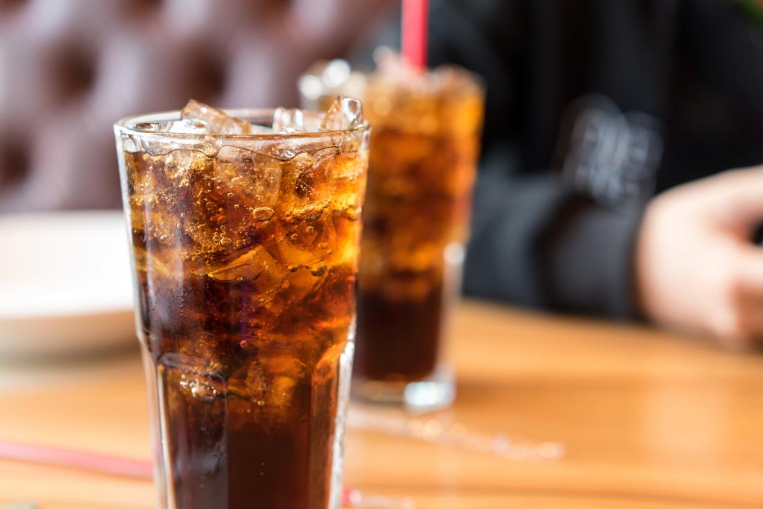 soda-or-coke-cola-in-glass-with-ice