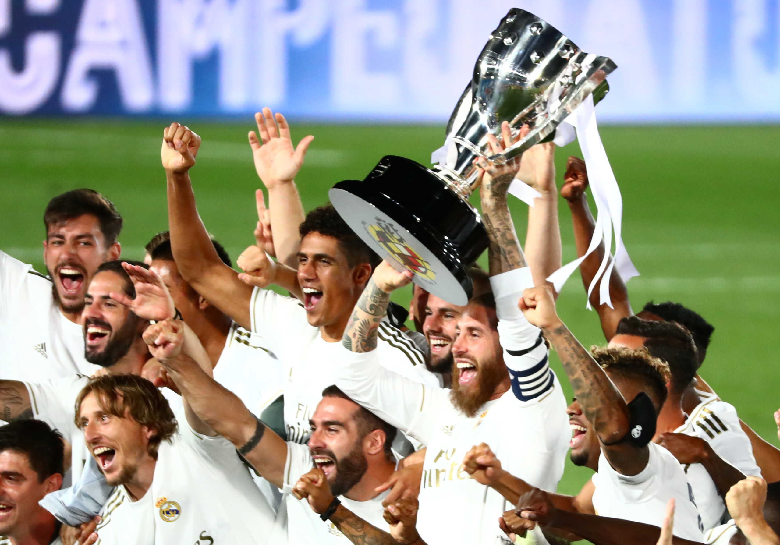 Soccer Football - La Liga Santander - Real Madrid v Villarreal - Alfredo Di Stefano Stadium, Madrid, Spain - July 16, 2020   Real Madrid's Sergio Ramos and teammates celebrate with the trophy after winning La Liga, as play resumes behind closed doors following the outbreak of the coronavirus disease (COVID-19)   REUTERS/Sergio Perez