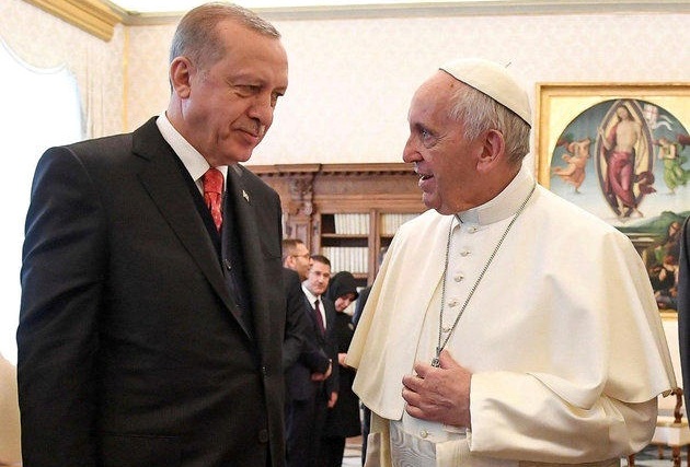 Pope Francis talks with Turkish President Tayyip Erdogan during a private audience at the Vatican, February 5, 2018. REUTERS/Alessandro Di Meo/Pool