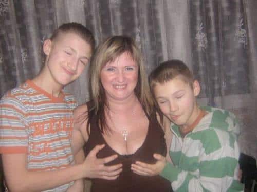 worst-mom-kids-grope