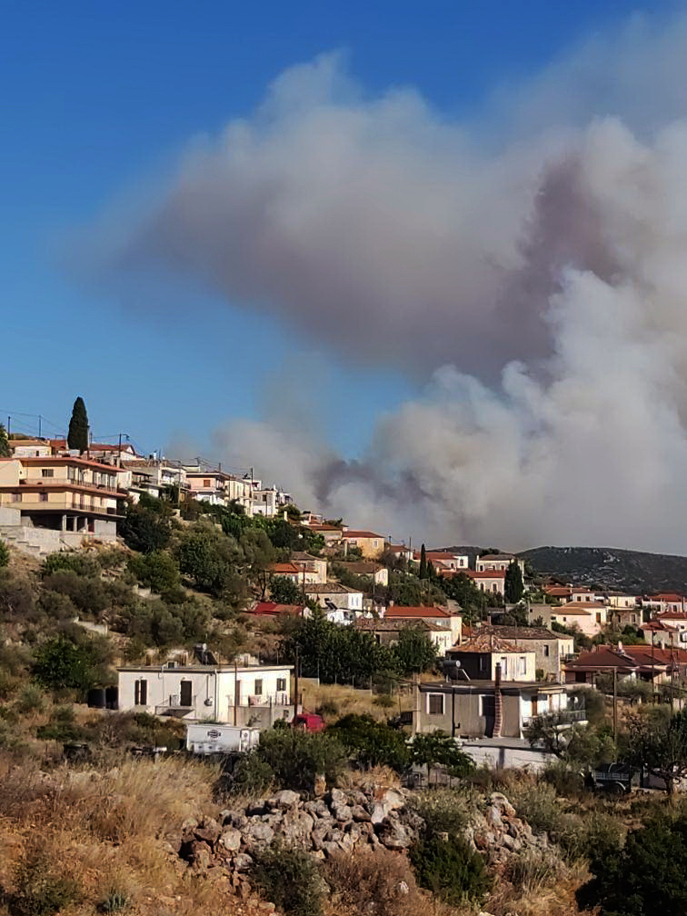 Φλόγες διακρίνονται κοντά σε κατοικημένη περιοχή στο χωριό Γεράκι από την πυρκαγιά που καίει δασική έκταση στη Μάνη, Σάββατο 22 Αυγούστου 2020. Σε εξέλιξη βρίσκεται πυρκαγιά που ξέσπασε σε δασική έκταση στην περιοχή Λαγκαδά του δήμου Ανατολικής Μάνης και επεκτάθηκε στις περιοχές Βάχο, Γέρμα και Δροσοπηγή. Στο σημείο επιχειρούν 53 πυροσβέστες με 17 οχήματα και δύο πεζοπόρα τμήματα, ενώ από αέρος επιχειρούν ρίψεις νερού τέσσερα αεροσκάφη και πέντε ελικόπτερα, ενώ συνδράμουν υδροφόρες ΟΤΑ. Το ένα μέτωπο της φωτιάς κινείται προς το Νεοχώρι. ΑΠΕ- ΜΠΕ/ΑΠΕ-ΜΠΕ/ΠΑΝΑΓΙΩΤΗΣ ΚΟΥΡΟΣ