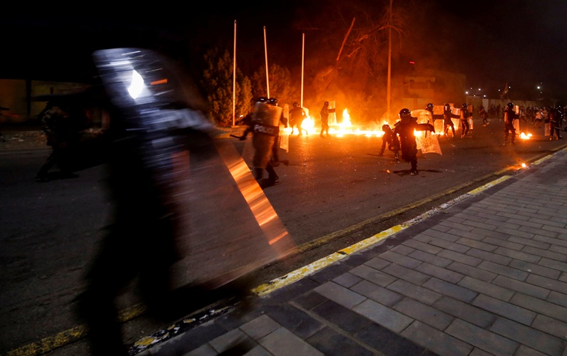 Iraqi demonstrators clash with Iraqi security forces during the ongoing anti-government protests in Basra,Iraq.August 21, 2020. REUTERS/Essam Al-Sudani