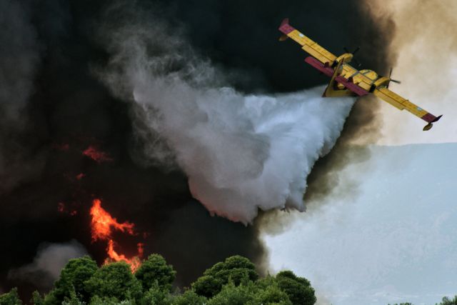 Πυροσβεστικό αεροπλάνο επιχειρεί για την κατάσβεση της πυρκαγιάς που εκδηλώθηκε από άγνωστη μέχρι στιγμής αιτία σε δύσβατη δασική περιοχή στο Ρυτό Κορινθίας, τη Δευτέρα 21 Αυγούστου 2017. Έλαβαν μέρος στην κατάσβεση, 7 καναντέρ, 2 ελικόπτερα, 34 πυροσβεστικά οχήματα με το πλήρωμα τους, ομάδες εθελοντών και 60 πυροσβέστες πεζικό σώμα. Εκκενώθηκαν προληπτικά οι παιδικές κατασκηνώσεις στο ράντσο Σκούρας στο Σοφικό, ενώ η πυρκαγιά πέρασε ξυστά από κατοικίες στην Άνω Αλμυρή. ΑΠΕ ΜΠΕ/ΑΠΕ ΜΠΕ/ΒΑΣΙΛΗΣ ΨΩΜΑΣ