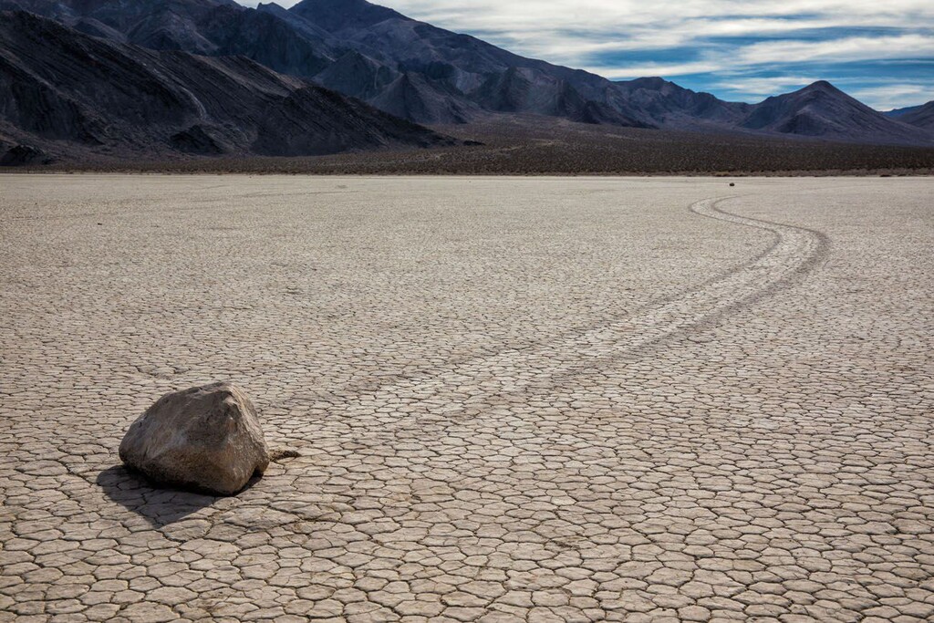 Racetrack-Playa-Death-Valley.jpg.optimal