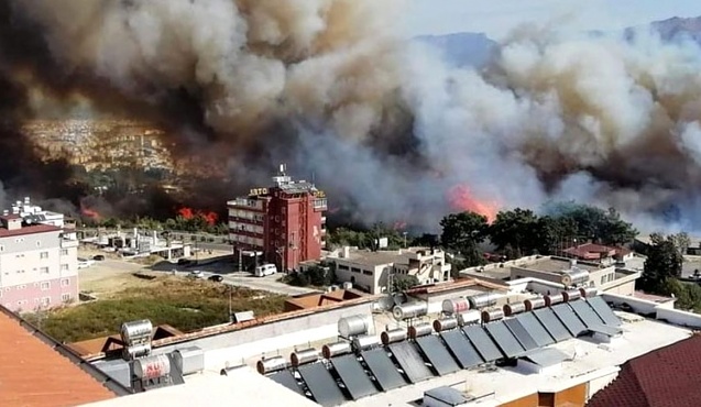 hatay-da-yangin-devam-ediyor-uc-ilceye-sicradi_23a97