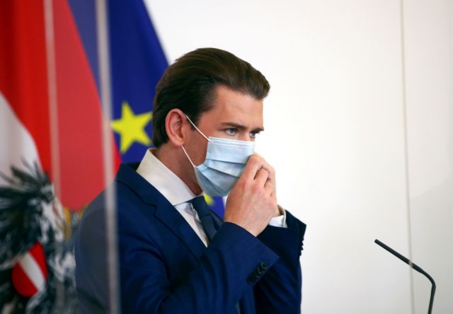 FILE PHOTO: Austrian Chancellor Sebastian Kurz adjusts his face mask as he attends a news conference during the coronavirus outbreak, in Vienna, Austria, May 29, 2020. REUTERS/Lisi Niesner/File Photo