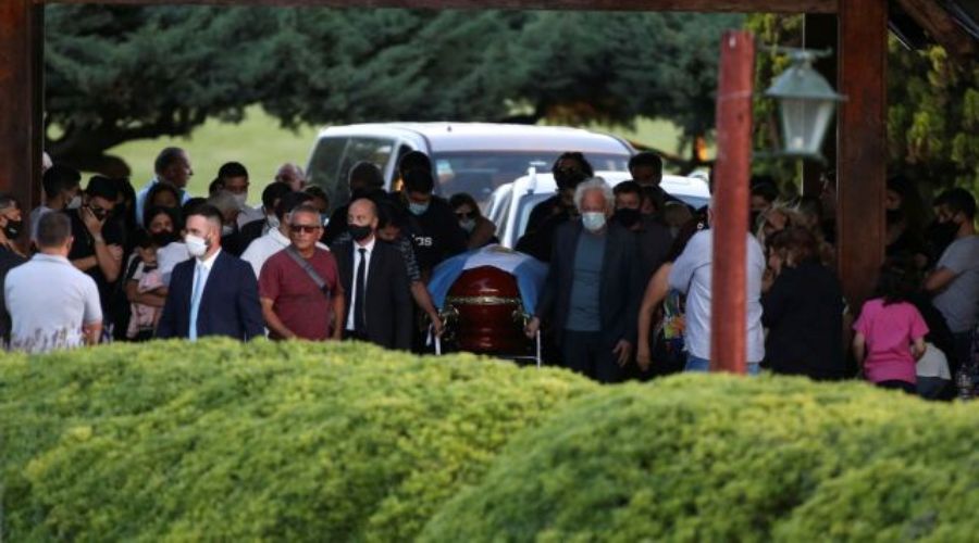 Friends and family carry the casket of soccer legend Diego Armando Maradona, at the cemetery in Buenos Aires, Argentina, November 26, 2020. REUTERS/Agustin Marcarian