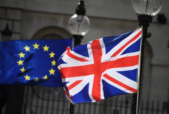 epa07010545 The British (R) and the EU (L) flags fly in London, Britain, 10 September 2018. 10 September 2018 marks 200 days to go until the United Kingdom formally leaves the European Union, dubbed Brexit.  EPA/NEIL HALL