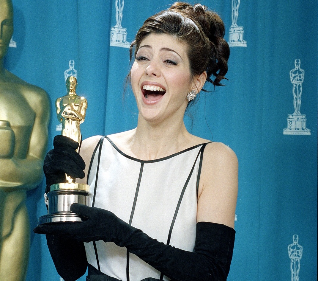 Marisa Tomei poses with her best supporting actress Oscar for her performance in "My Cousin Vinny" at the 65th annual Academy Awards in Los Angeles, Ca., Monday, March 29, 1993.  (AP Photo/Douglas C. Pizac)