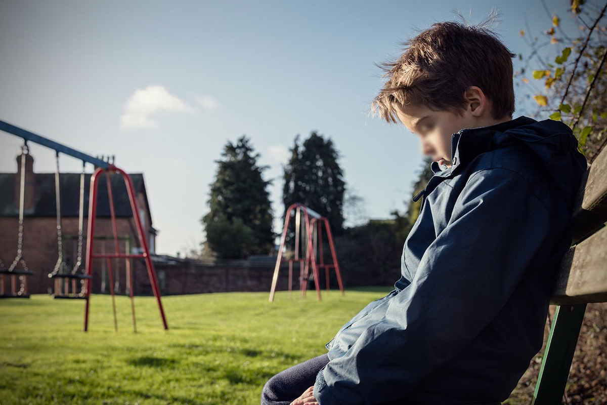 child-alone-park