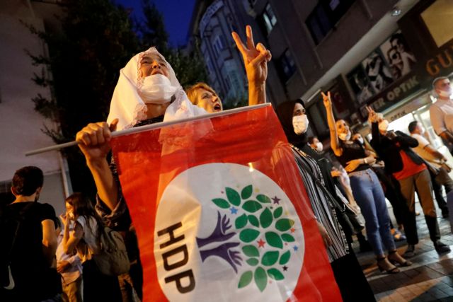 FILE PHOTO: Supporters of pro-Kurdish Peoples Democratic Party (HDP) shout slogans during a protest against the arrest of 82 people including members of their party, in Istanbul, Turkey September 25, 2020. REUTERS/Murad Sezer/File Photo