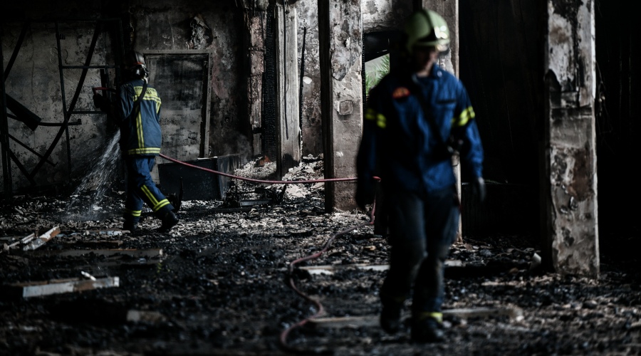 Πυρκαγιά σε κτήριο μέσα στο άλσος της Καισαριανής, την Παρασκευή 16 Απριλίου 2021.