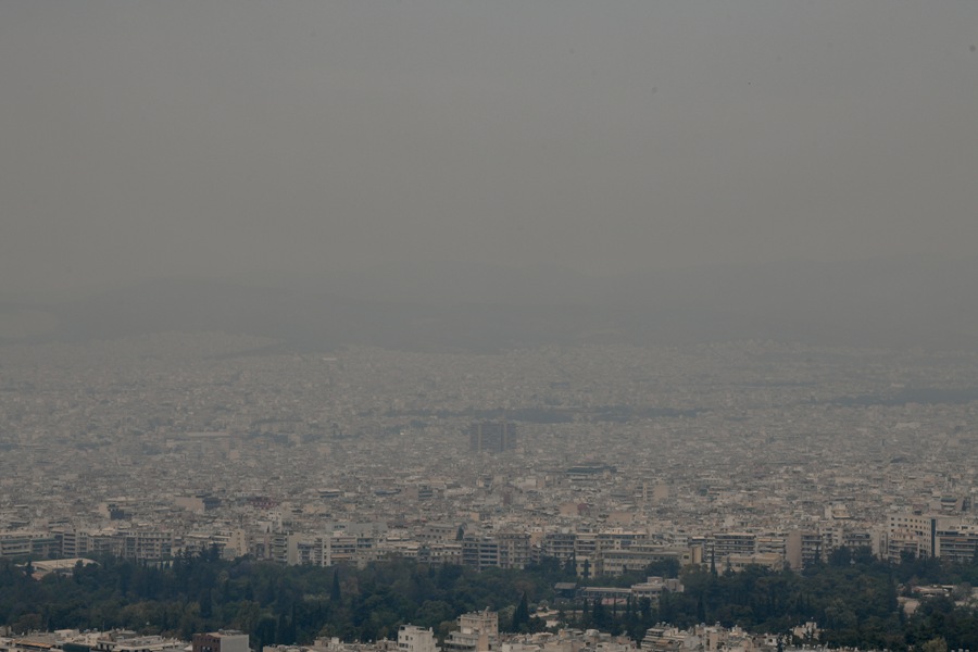 Πυκνός καπνός έχει καλύψει το Λεκανοπέδιο της Αττικής, καθώς η μεταστροφή του αέρα καθώς και το μέτωπο της πυρκαγιάς στο Σχινό, έχει καλύψει με καπνό την Αθήνα, Πέμπτη 20 Μαϊου 2021