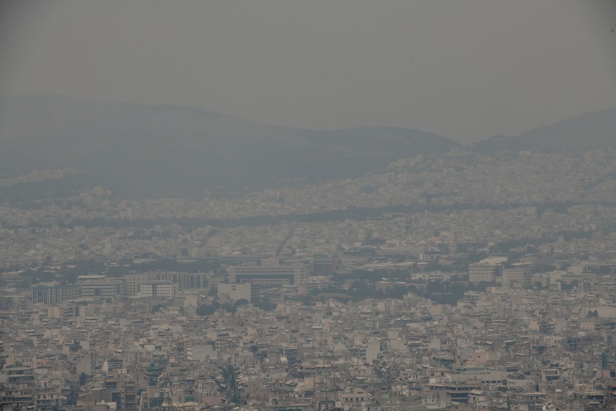 Πυκνός καπνός έχει καλύψει το Λεκανοπέδιο της Αττικής, καθώς η μεταστροφή του αέρα καθώς και το μέτωπο της πυρκαγιάς στο Σχινό, έχει καλύψει με καπνό την Αθήνα, Πέμπτη 20 Μαϊου 2021