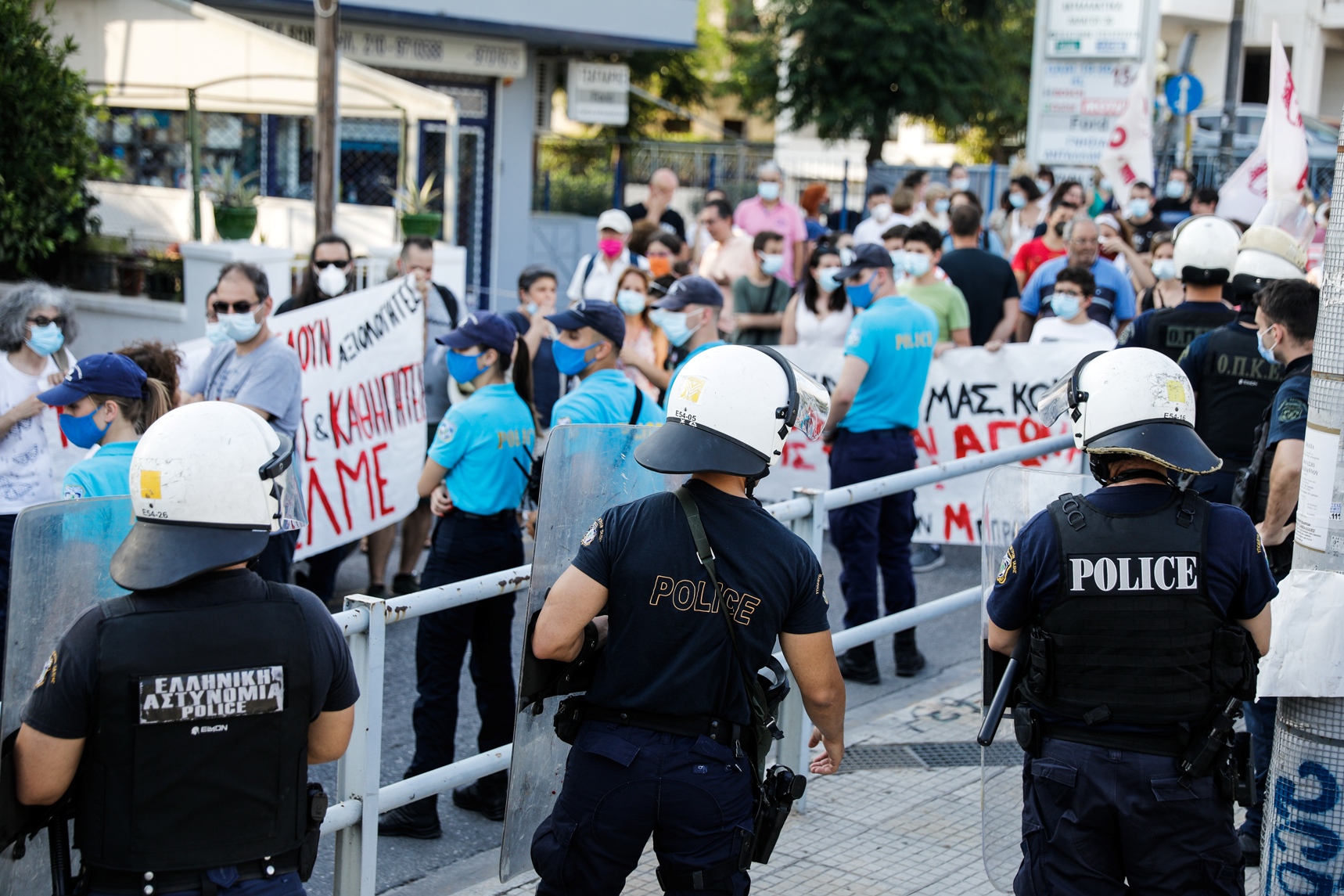 Συγκέντρωση διαμαρτυρίας, καθηγητών, γονέων και συλλογικοτήτων ενάντια στο Ν/Σ για την Παιδεία,έξω από το Δημοτικό στον Αγιο Δημήτριο που θα επισκεφθεί σε λίγο ο Πρωθυπουργός Κυριάκος Μητσοτάκης και η Υπουργός Παιδείας Νίκη Κεραμέως, Δευτέρα 28 Ιουνίου 2021 (EUROKINISSI/ΓΙΩΡΓΟΣ ΚΟΝΤΑΡΙΝΗΣ)