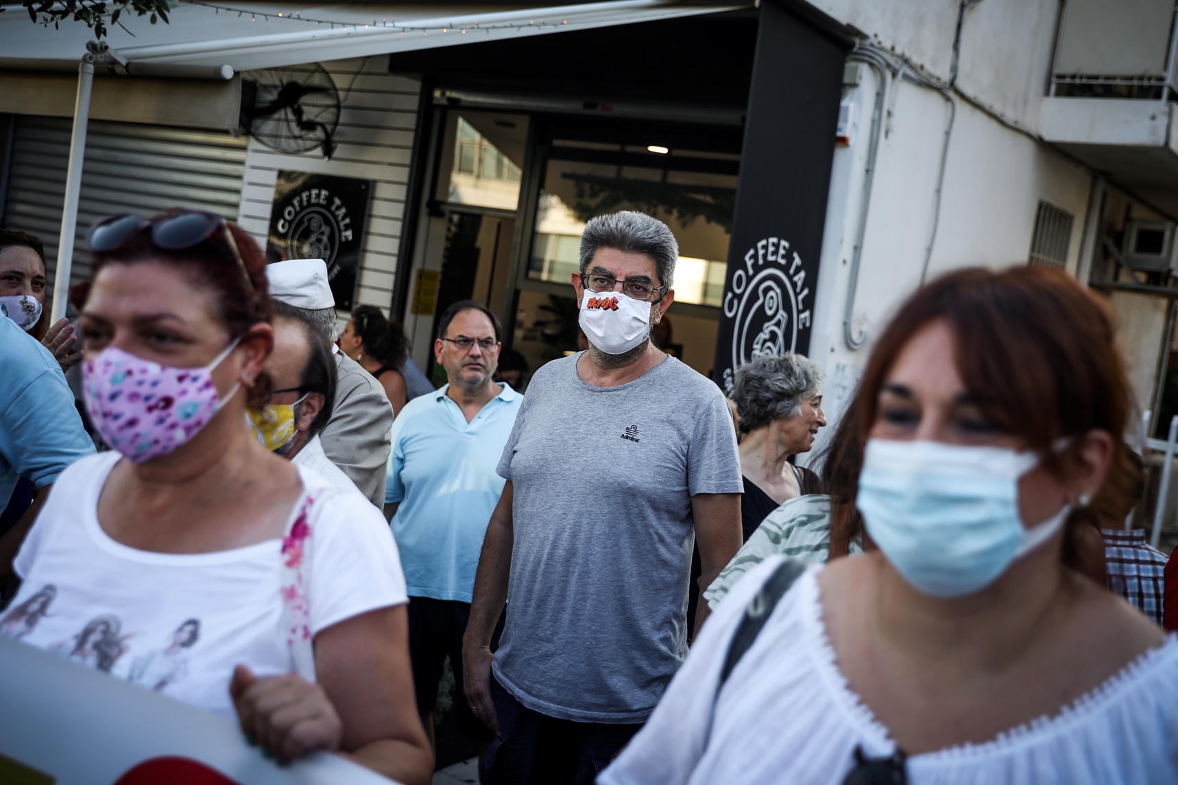 ΣΥΓΚΕΝΤΡΩΣΗ ΔΙΑΜΑΡΤΥΡΙΑΣ ΚΑΘΗΓΗΤΩΝ ΓΟΝΕΩΝ ΚΑΙ ΦΟΡΕΩΝ ΤΗΣ ΠΕΡΙΟΧΗΣ ΕΞΩ ΑΠΟ ΤΟ ΣΧΟΛΕΙΟ ΣΤΟΝ ΑΓΙΟ ΔΗΜΗΤΡΙΟ ΠΟΥ ΣΕ ΛΙΓΟ ΘΑ ΠΑΡΟΥΣΙΑΣΤΕΙ ΤΟ Ν/Σ ΓΙΑ ΤΗΝ ΠΑΙΔΕΙΑ ΑΠΟ ΤΟΝ ΠΡΩΘΥΠΟΥΡΓΟ ΚΑΙ ΤΗΝ ΥΠ.ΠΑΙΔΕΙΑΣ (EUROKINISSI/ΓΙΩΡΓΟΣ ΚΟΝΤΑΡΙΝΗΣ)