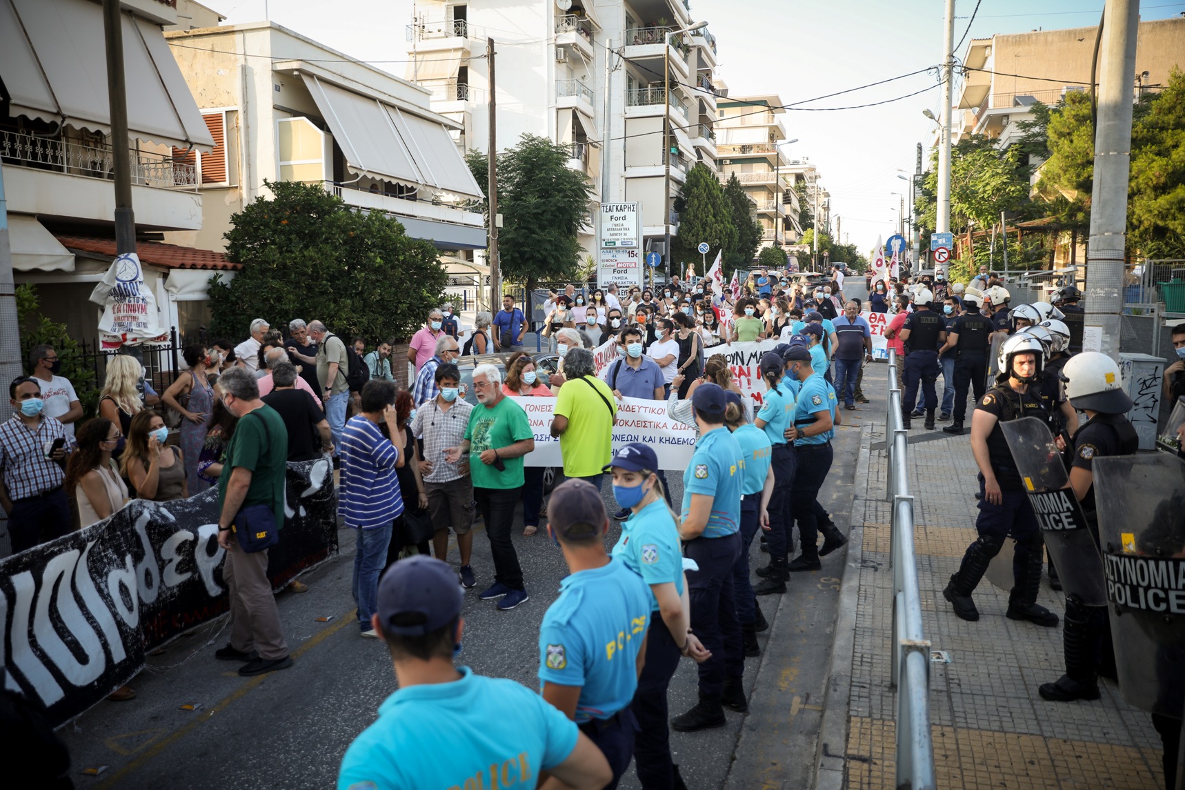 ΣΥΓΚΕΝΤΡΩΣΗ ΔΙΑΜΑΡΤΥΡΙΑΣ ΚΑΘΗΓΗΤΩΝ ΓΟΝΕΩΝ ΚΑΙ ΦΟΡΕΩΝ ΤΗΣ ΠΕΡΙΟΧΗΣ ΕΞΩ ΑΠΟ ΤΟ ΣΧΟΛΕΙΟ ΣΤΟΝ ΑΓΙΟ ΔΗΜΗΤΡΙΟ ΠΟΥ ΣΕ ΛΙΓΟ ΘΑ ΠΑΡΟΥΣΙΑΣΤΕΙ ΤΟ Ν/Σ ΓΙΑ ΤΗΝ ΠΑΙΔΕΙΑ ΑΠΟ ΤΟΝ ΠΡΩΘΥΠΟΥΡΓΟ ΚΑΙ ΤΗΝ ΥΠ.ΠΑΙΔΕΙΑΣ (EUROKINISSI/ΓΙΩΡΓΟΣ ΚΟΝΤΑΡΙΝΗΣ)